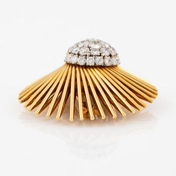 A Van Cleef & Arpels brooch in 18K gold with round brilliant-cut diamonds.