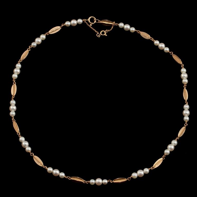 COLLIER, 18 k guld med odlade pärlor, Trege, Göteborg, 1966. Vikt 16 g.