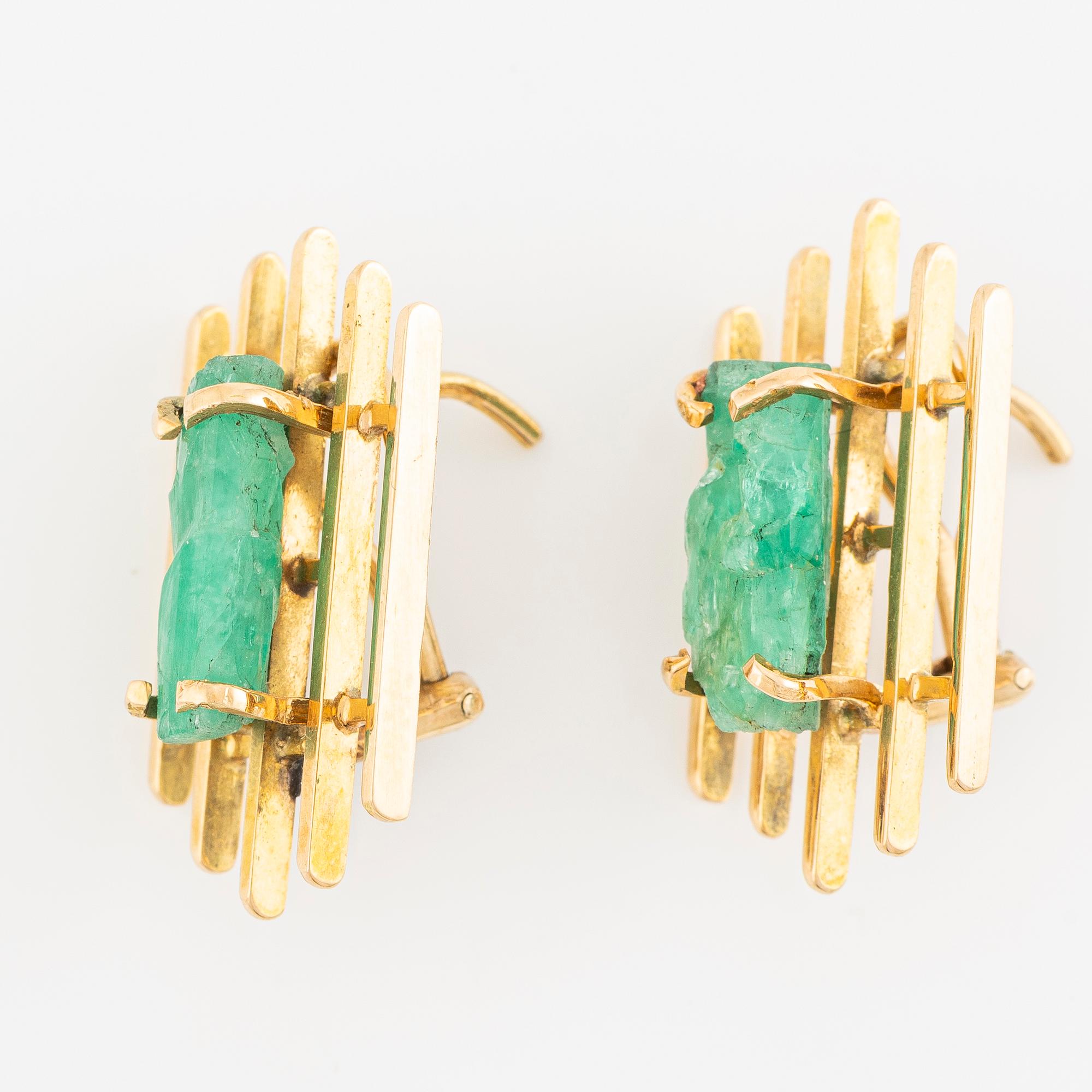 Örhängen, ett par, 14K guld med smaragder.