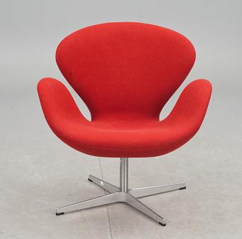 FÅTÖLJ."Svanen" av Arne Jacobsen för Fritz Hansen, Danmark.