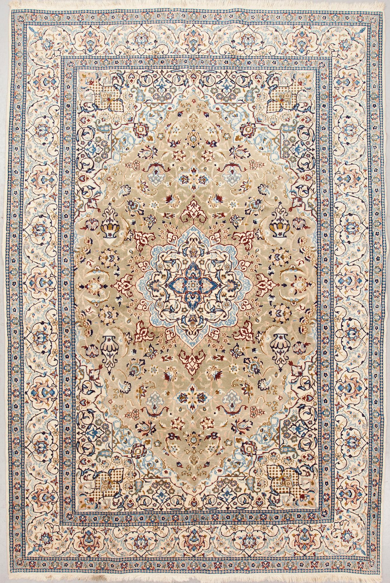 MATTA, old, Nain, med silkesinslag, ca 314 X 211 cm.