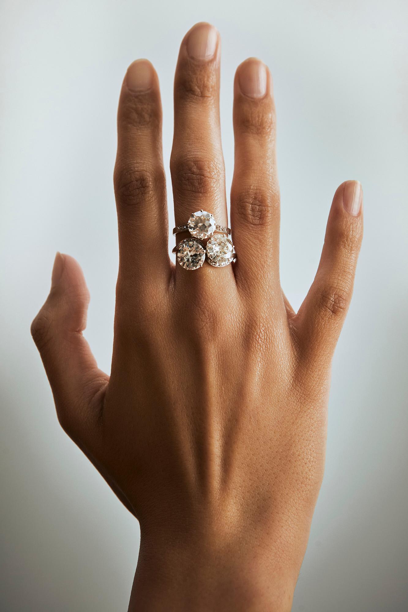 Ring platina med två gammalslipade diamanter totalvikt ca 5.00 ct.