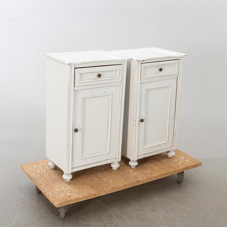 SÄNGBORD, ett par. Modern tillverkning.