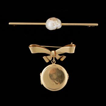 BROSCHER, 2st, 18k guld en med pärla. Bla CG Hallberg Stockholm, 1918. Totalvikt 11g.