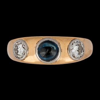 1336. A cabochon cut blue sapphire and brilliant cut diamond ring, tot. app. 1 cts.