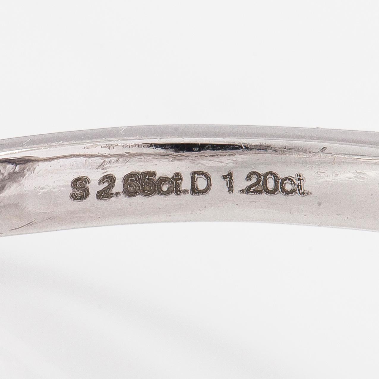 Ring, platina med en oval obehandlad safir, Sri Lanka, och briljantslipade diamanter. GRS-sertifikat.