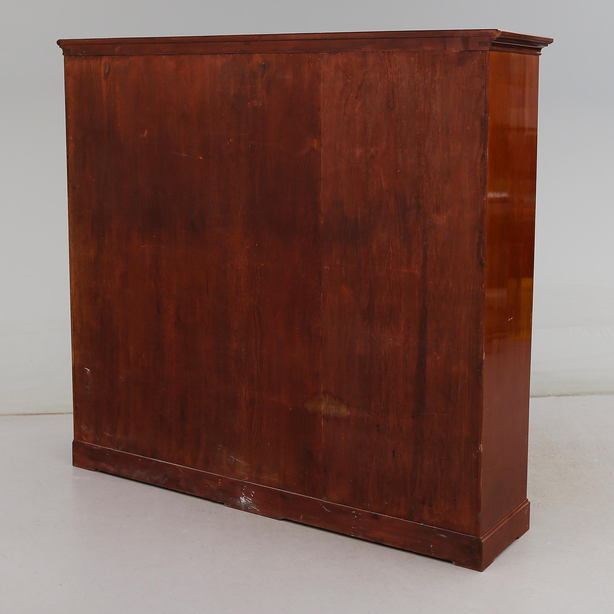 BOKSKÅP, 1900-talets första hälft.