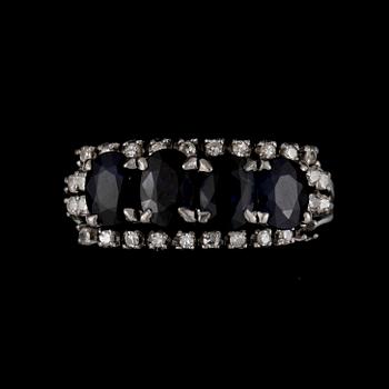 RING, 18k vitguld med ovalslipade safirer och briljantslipade diamanter, tot ca 0,25 ct.