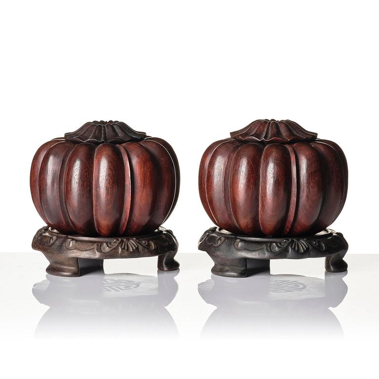 Weiqiaskar med lock, ett par, hardwood. Kina, troligen Republik.