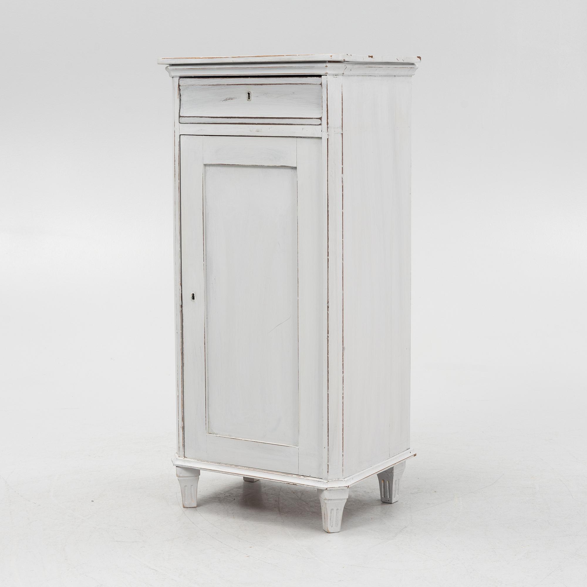 Skåp, omkring år 1900.