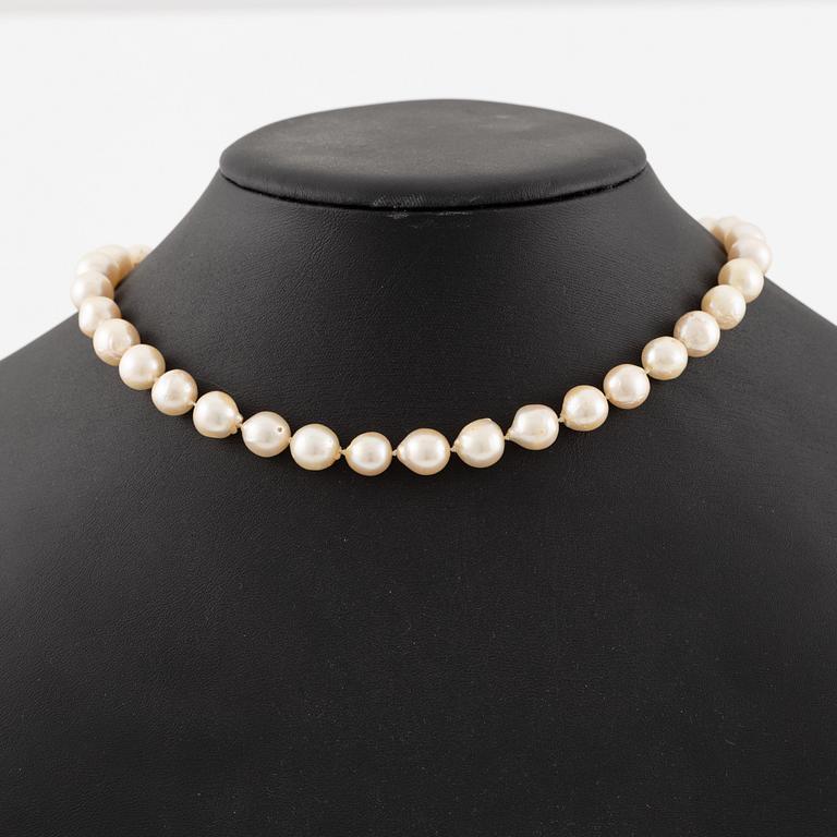 Collier med odlade pärlor, lås 18K guld med åttkantslipade diamanter.