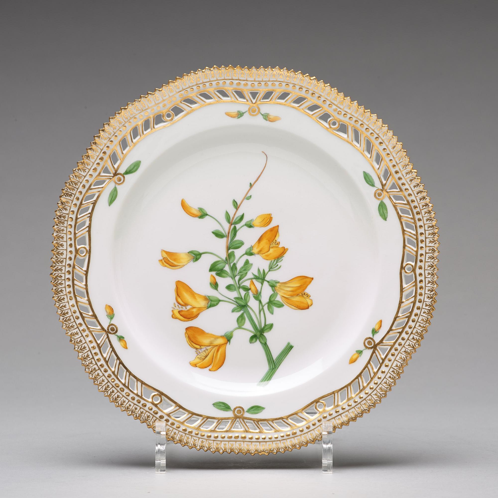 A set of 12 Royal Copenhagen 'Flora Danica' dessert dishes, Denmark, 20th Century.