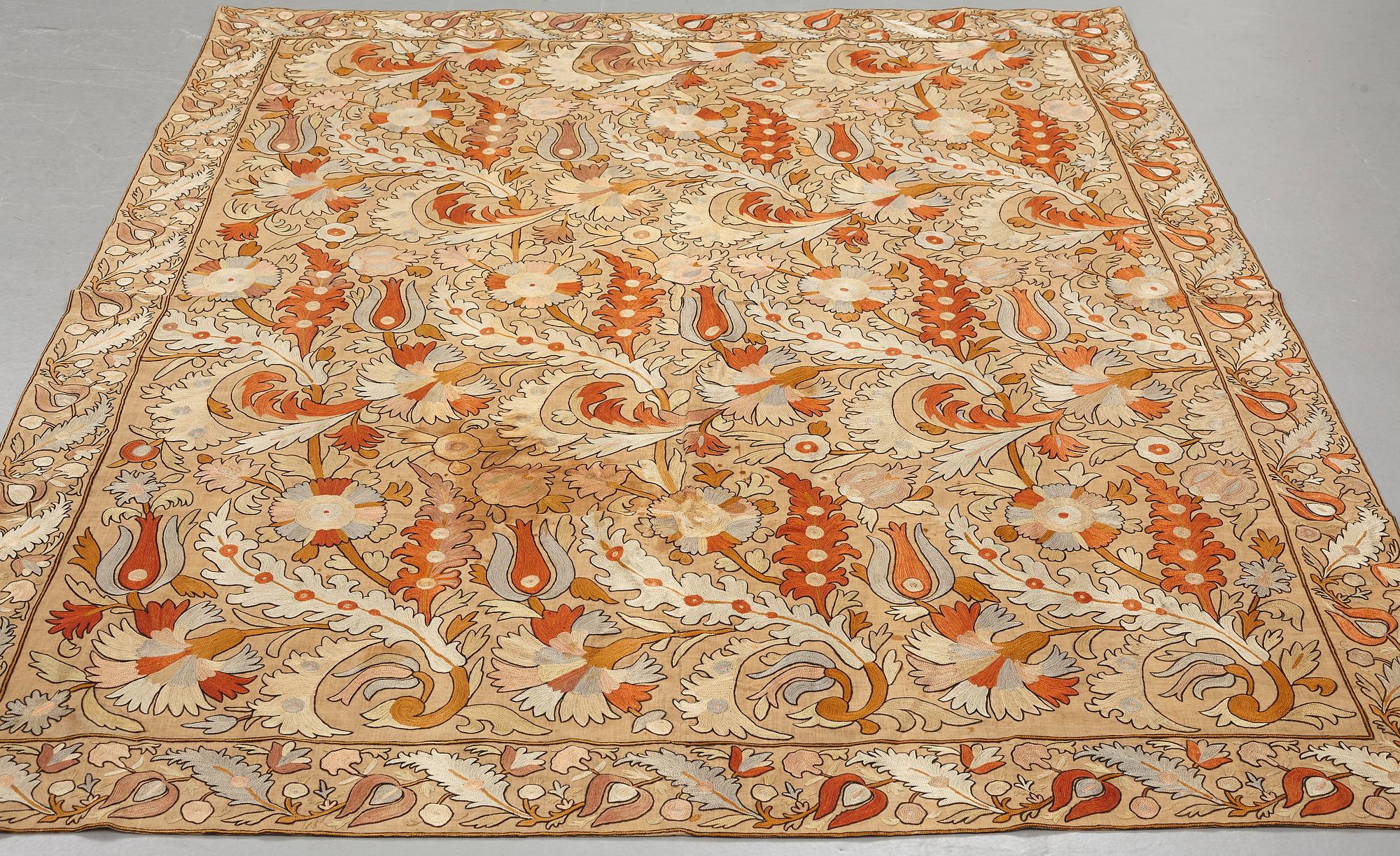 Broderi, sannolikt antik Uzbekistan suzani, ca 226,5-230,5 x 180-182 cm.