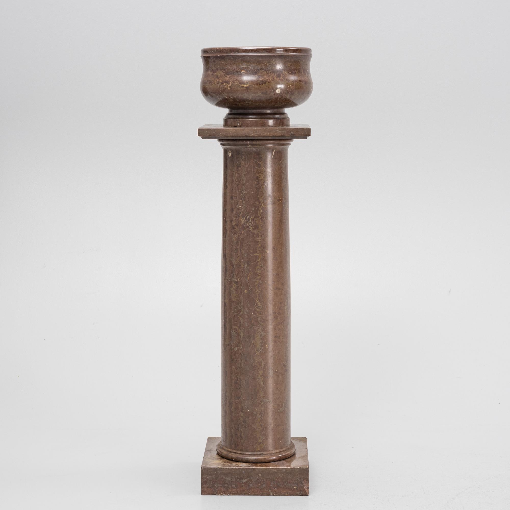 Piedestal, med ytterfoder i kalksten, omkring år 1900.