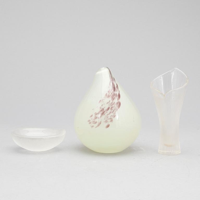 VASER 2 st SAMT SKÅL, glas, Tapio Wirkkala, Iittala. signerade. Två daterade -54 resp -56.