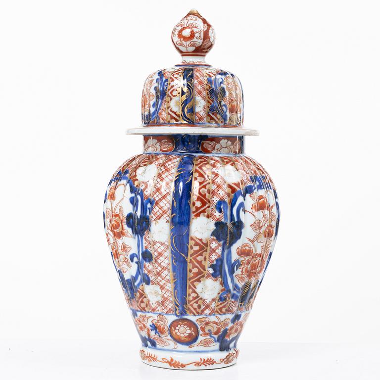 Fat och urna, porslin, Japan, Meiji (1868-1912).