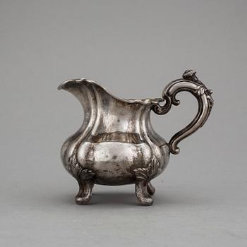 GRÄDDKANNA, silver, nyrokoko, S:t Petersburg, 1867. Vikt ca 152g.