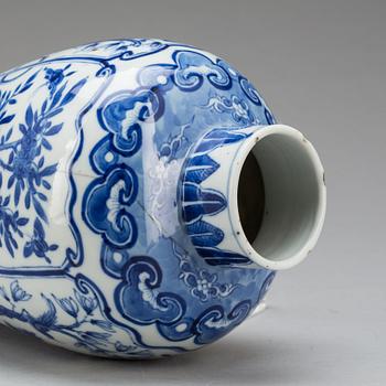 VAS, porslin. Kina sen Qing. 1900-talets början.