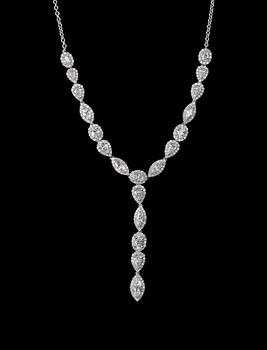 519. A NECKLACE, 6 navette, 8 dropp, 15 oval och 295  brilliant cut diamonds 6,50 ct. Si/I. 18K white gold.