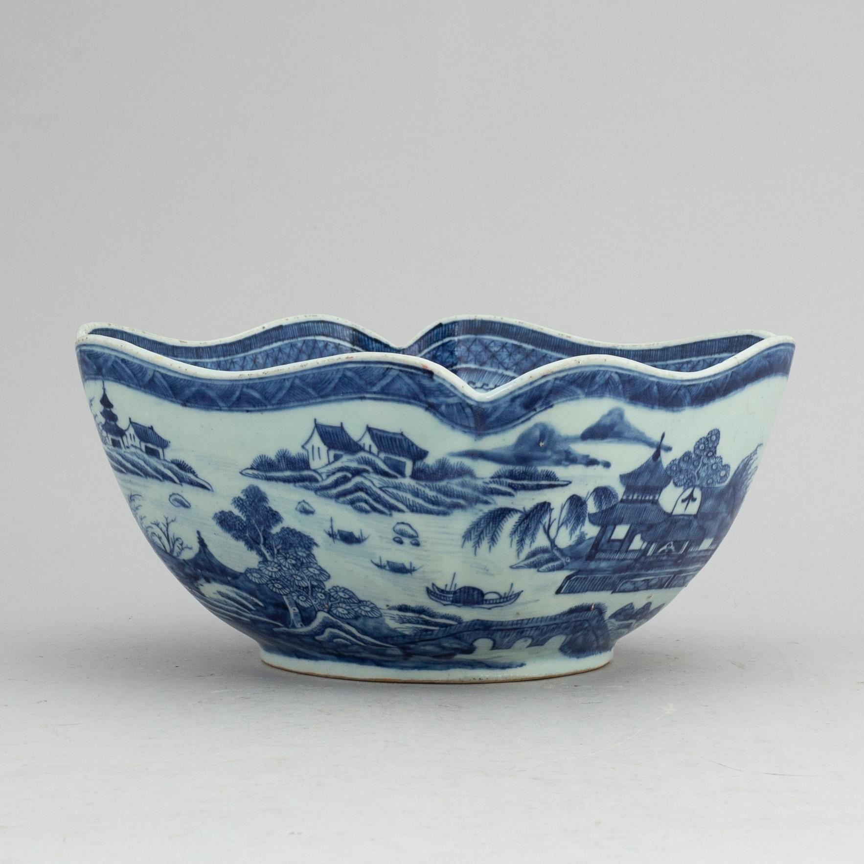 A blue and white bowl, Qing dynasty, Jiaqing (1796-1820).