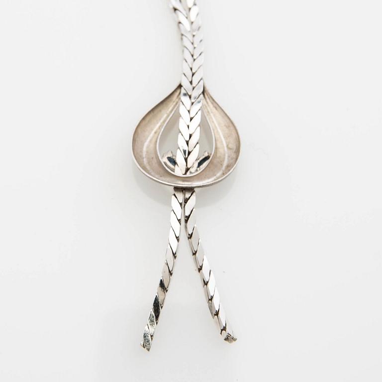 Necklace, 14K white gold with sapphires and diamond.