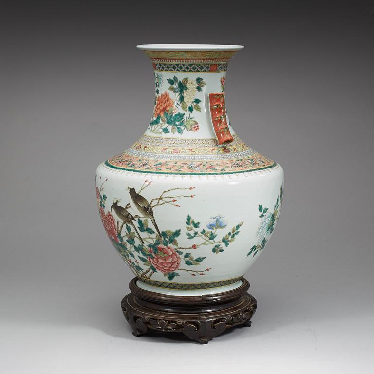 A large enamelled vase, Qing dynasty with Guangxus mark and period (1875-1908).