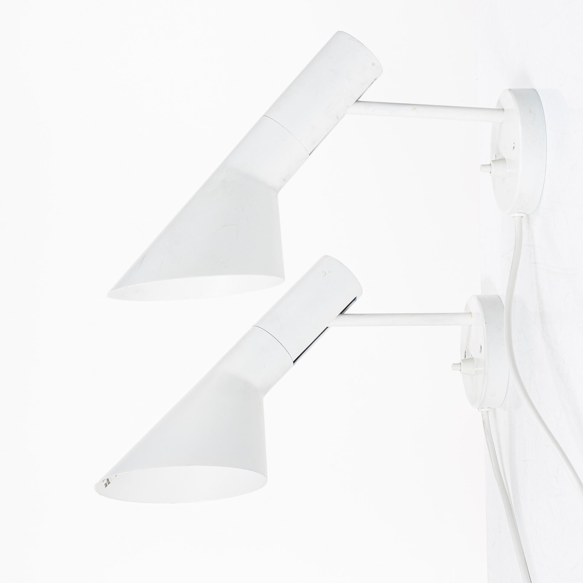 Arne Jacobsen, Wall lamps a pair model 33090 "AJ", Louis Poulsen.