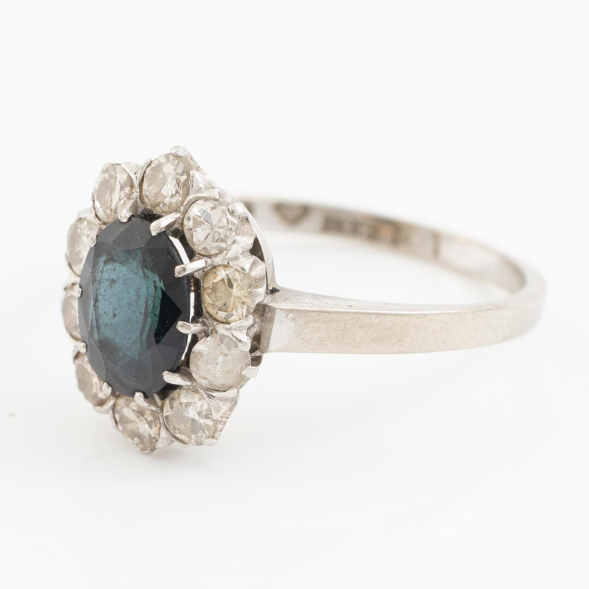 Ring, carré-set, 18K white gold with sapphire and brilliant-cut diamonds.