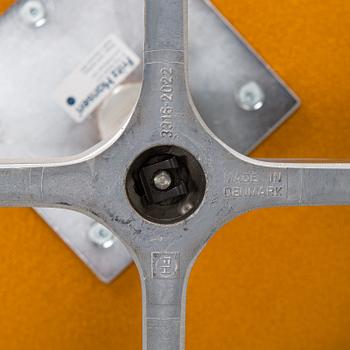 Arne Jacobsen, fåtöljer, ett par "Svanen" för Fritz Hansen, Danmark, daterade 2001.