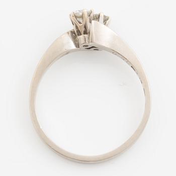 Ring 18K white gold with round brilliant-cut diamonds.