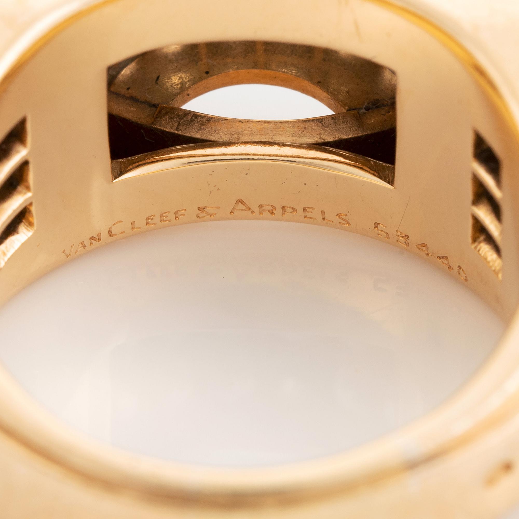 An 18K gold Van Cleef & Arpels ring set with round brilliant-cut diamonds.
