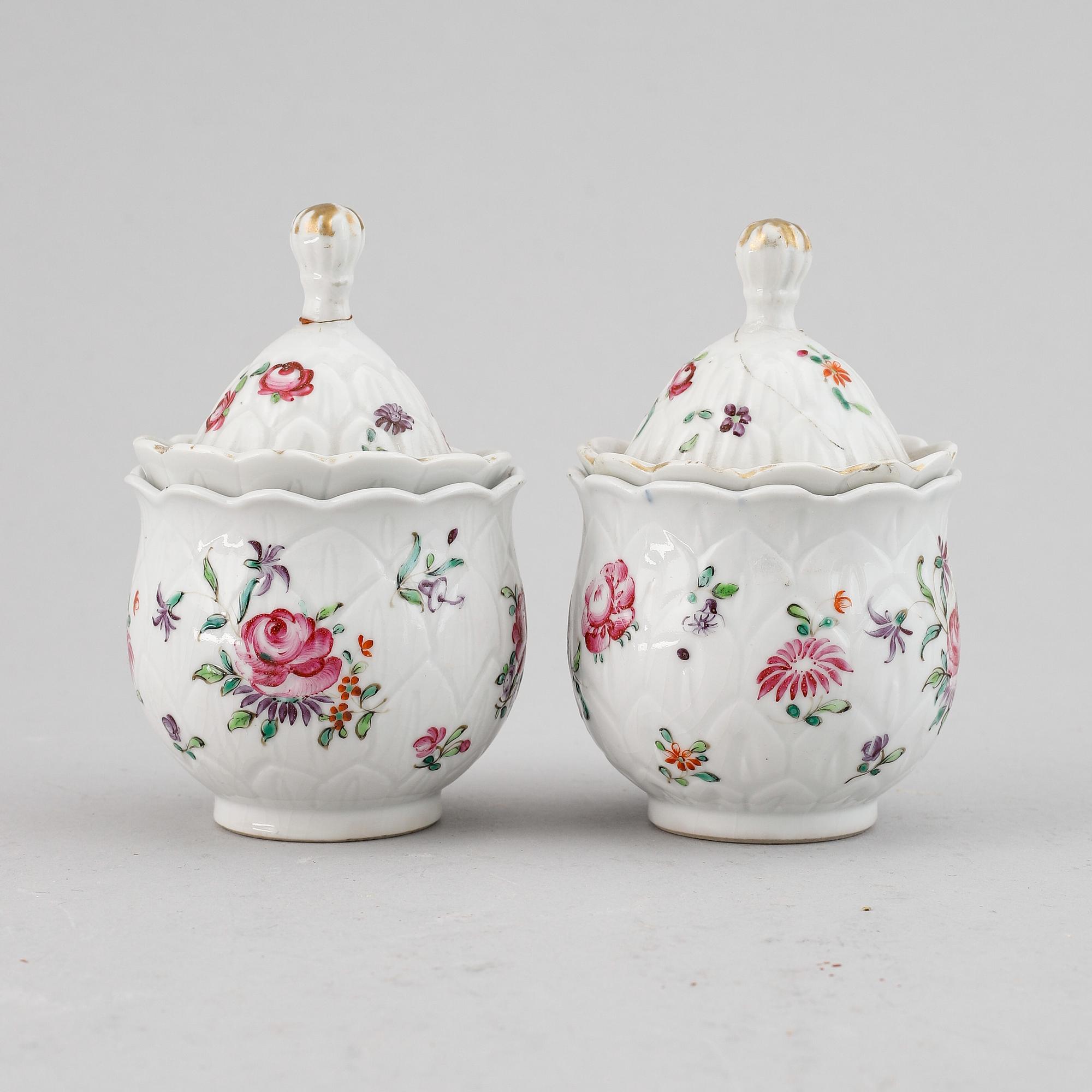A pair of famille rose custard cups with covers, Qing dynasty, Qianlong (1736-95).