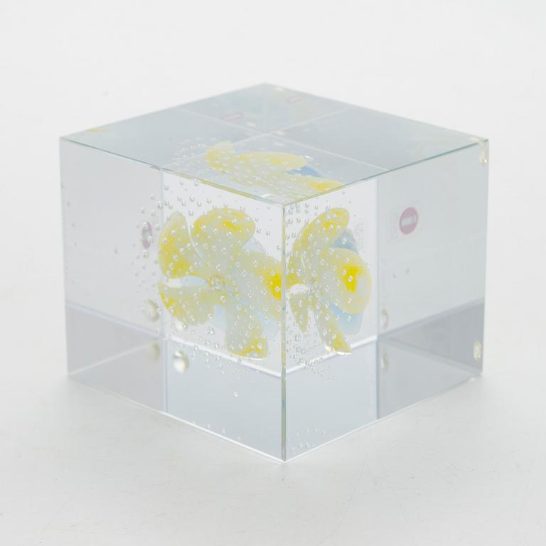 Oiva Toikka, annual glass cube 2000, signed Oiva Toikka Nuutajärvi 2000, 912/2000.