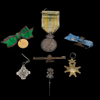 PARTI MEDALJER och NÅLAR, 7 st,  bla "Femte olympiaden Stockholm 1912" i silver.