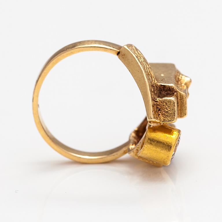 Björn Weckström, "Avalanche", an 18K gold ring with a smoky quartz and a ca. 0.50 ct diamond. Lapponia.