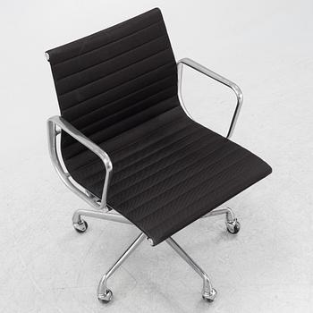 Charles & Ray Eames, swivel chair, 'EA 335', Norman Miller 1997.