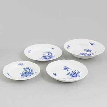 Royal Copenhagen, mat- och kaffeservis, porslin, 108 delar, "Blå blomst", Danmark.