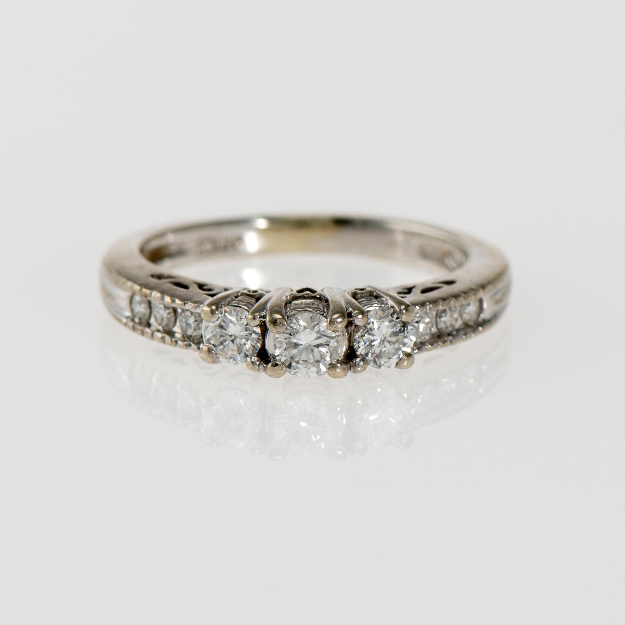 RING, 14K vitguld, briljantslipade diamanter tot. ca 0,50 ct. Vikt 3,6 g.