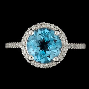 RING, 14k vitguld med blå topas ca2,7ct och diamanter tot ca0,23ct. Vikt 3g.