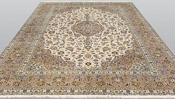 A Kashan carpet, ca 349 x 243 cm.