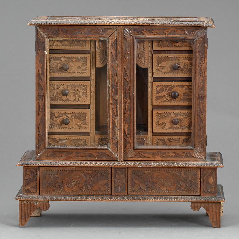 MINIATYRSKÅP, skuret trä, 1800-talets slut.