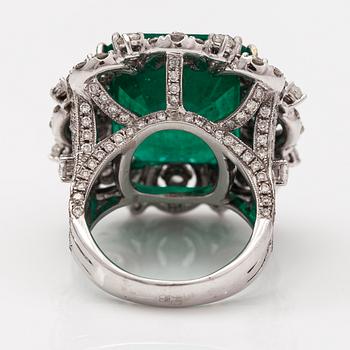 Cocktailsormus, 18K valkokultaa, smaragdi n. 20.37 ct ja ruusu- ja briljanttihiottuja timantteja n. 2.72 ct yht.