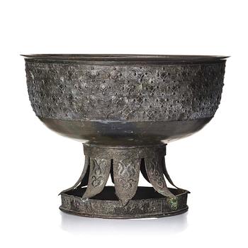 911. A Japanese bronze censer/vessel, Edo Period (1603-1868).