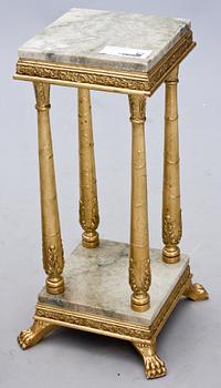 PIEDESTALER, 2 st, empirestil, 1900-talets andra hälft.