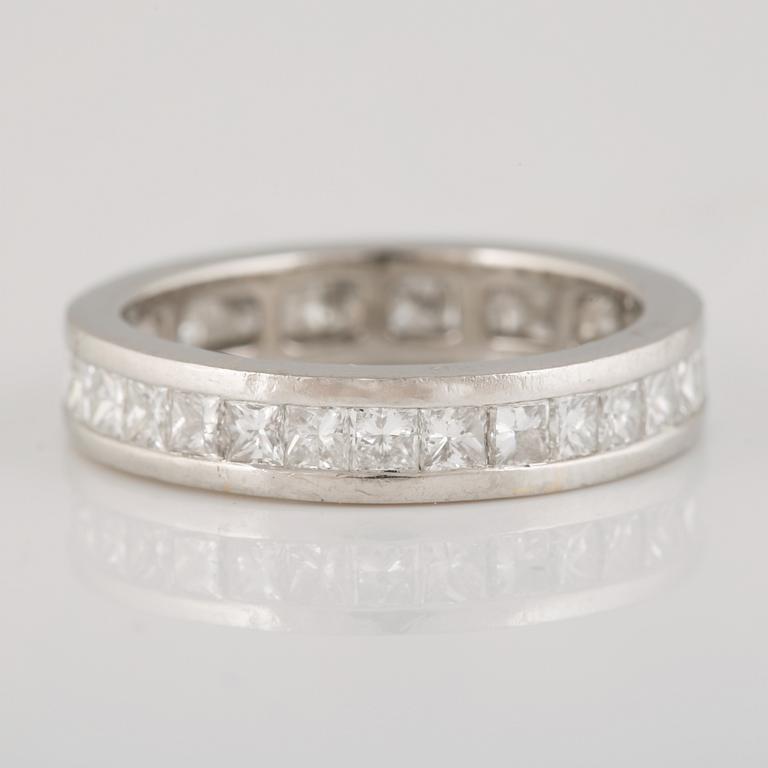 RING, platina med prinsesslipade diamanter ca 2.50 ct. Vikt 5,4 gram.
