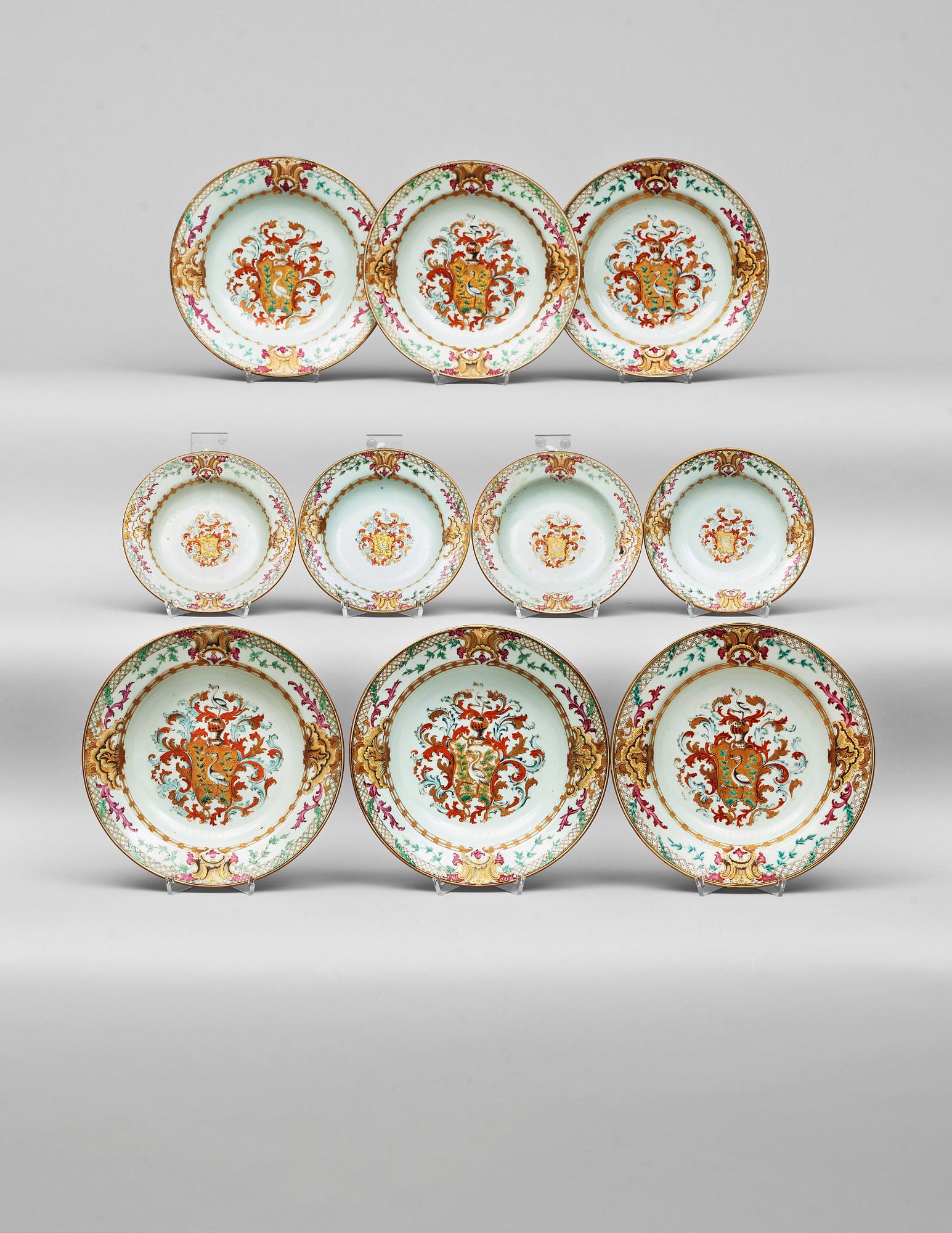 SERVISDELAR, 10 stycken, vapenporslin. Qingdynastin, Qianlong (1736-95).