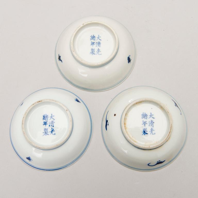 A set of six porcelain Chinese objects.