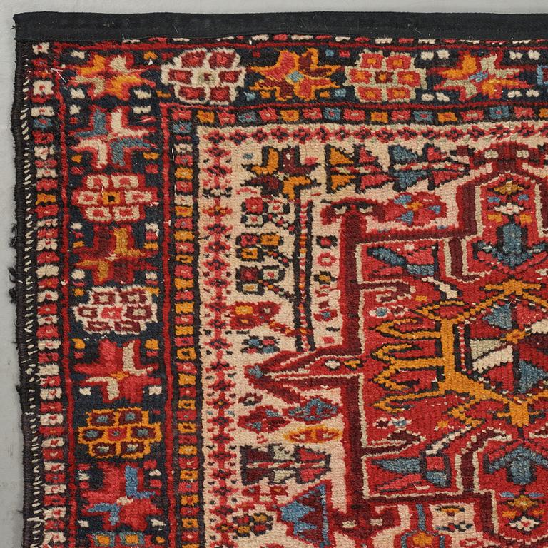 Gallerimatta, semiantik Karadja, ca 262 x 78 cm.