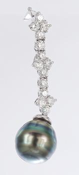 649. PENDANT, cultured 'Tahiti' pearl and brilliant cut diamonds, tot. app. 1 cts.