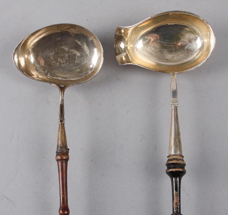SOPPSLEVAR 2st, silver och trä. Bl a 1914.